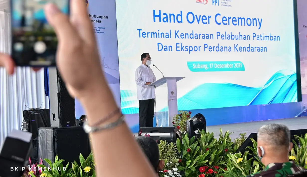 Menteri Perhubungan Budi Karya Sumadi memberikan keterangan saat penyerahan pengelolaan (hand over) Terminal Kendaraan Pelabuhan Patimban dan ekspor perdana kendaraan, di Pelabuhan Patimban, Subang, Jawa Barat, Jumat (17/12/2021). (Foto: BKIP Kemenhub)