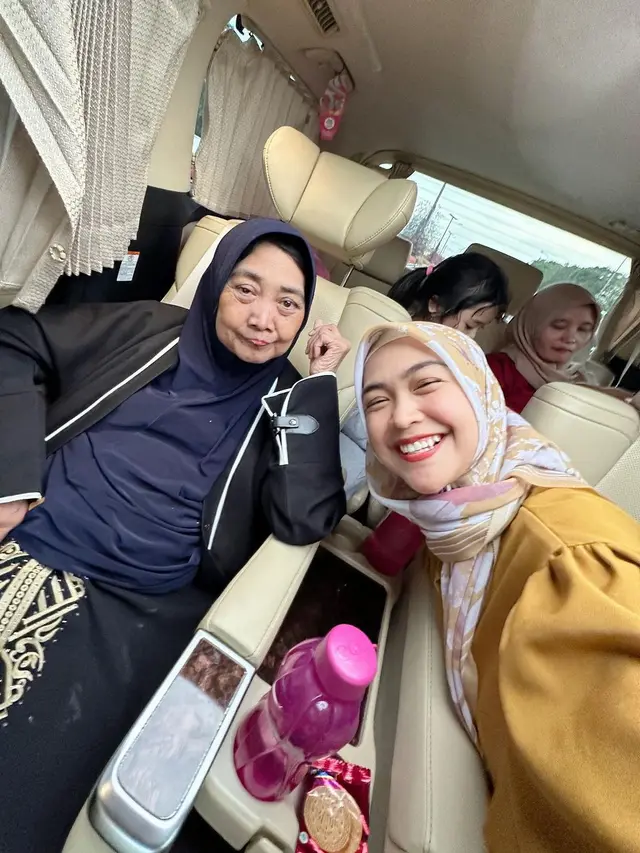 6 Potret Kondisi Terbaru Ibunda Ria Ricis yang Jatuh Sakit di Makkah, Sempat Koma