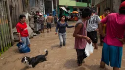 Kawasan di Lima yang terkena banjir akibat meluapnya sungai Huaycoloro, Peru, Kamis (16/3). Akibatnya banjir ini telah ada 62 orang tewas, 11 hilang, dan lebih dari 62.000 jiwa lainnya terdampak bencana. (AP Photo / Rodrigo Abd)