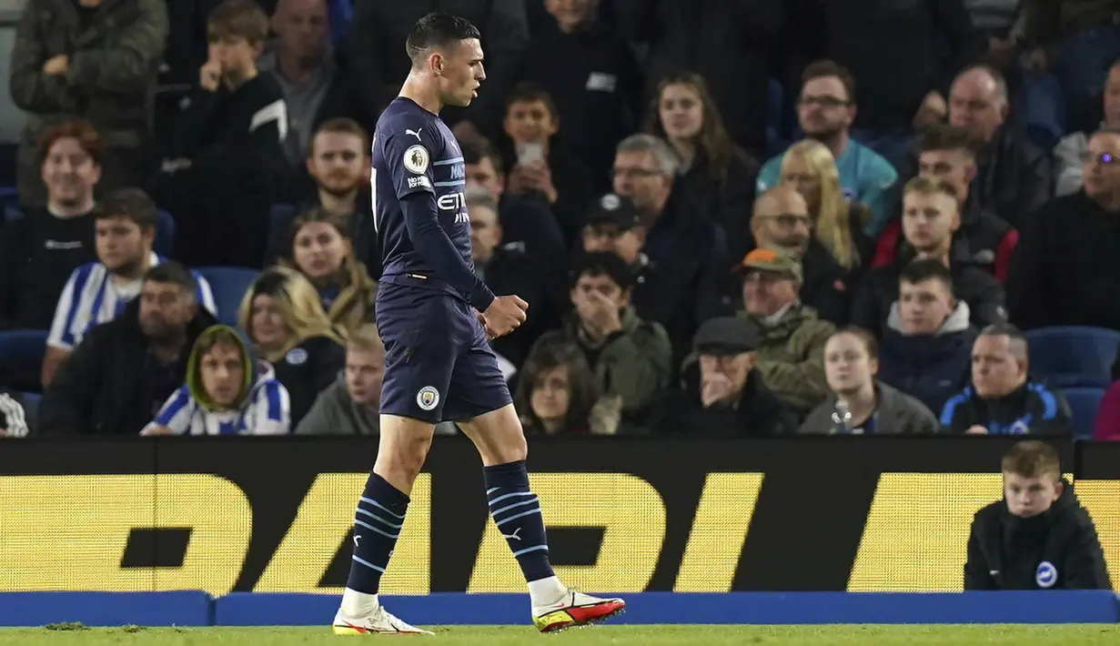 Gelandang Manchester City, Phil Foden berselebrasi usai mencetak gol ke gawang Brighton and Hove Albion pada pertandingan lanjutan Liga Inggris di Stadion AMEX, London, Sabtu (23/10/2021). Foden mencetak dua gol dan mengantar City menang telak atas Brighton 4-1. (Gareth Fuller/PA via AP)