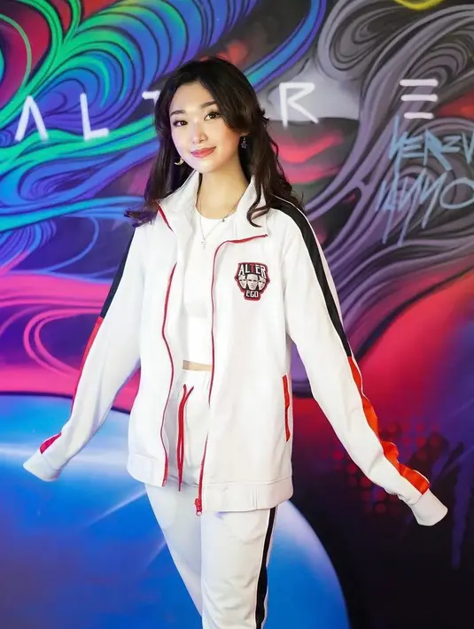 Gadis 19 tahun ini sangat populer di kalangan pecinta game mobile seperti PUBG dan Valorant. Ia bahkan didapuk sebagai brand ambassador tim Alter Ego. Crazy rich ini juga jago empat bahasa yaitu bahasa Inggris, Jepang, Mandarin dan Indonesia (Instagram/livyrenata).