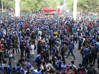 Ribuan Bobotoh membuat biru kawasan SUGBK, Jakarta, Minggu (18/10/2015). Kedatangan Bobotoh untuk mendukung Persib Bandung melawan Sriwijaya FC di Final Piala Presiden 2015 (Liputan6.com/Herman Zakharia)