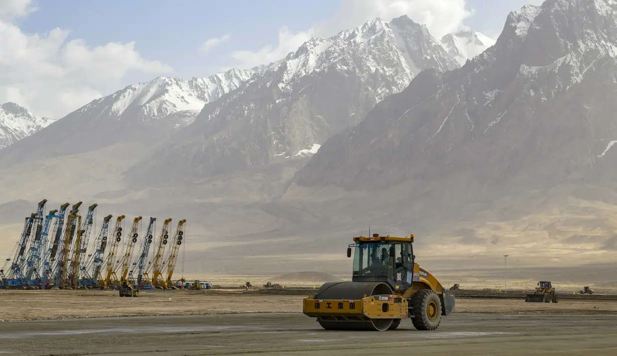 Aktivitas pembangunan Bandara Taxkorgan di Prefektur Kashgar, Daerah Otonom Uighur, Xinjiang, China, Rabu (3/6/2020). Menurut Xinjiang Airport Group, Bandara Taxkorgan dijadwalkan mulai beroperasi pada 2022. (Xinhua/Hu Huhu)