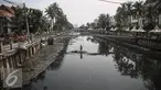 Suasana kotor dan penuh sampah di Kali Besar dikawasan Kota Tua, Jakarta, Selasa (10/5/2016). Kondisi air terlihat kotor dan berbau serta terlihat banyak tumpukan sampah. (Liputan6.com/Faizal Fanani)