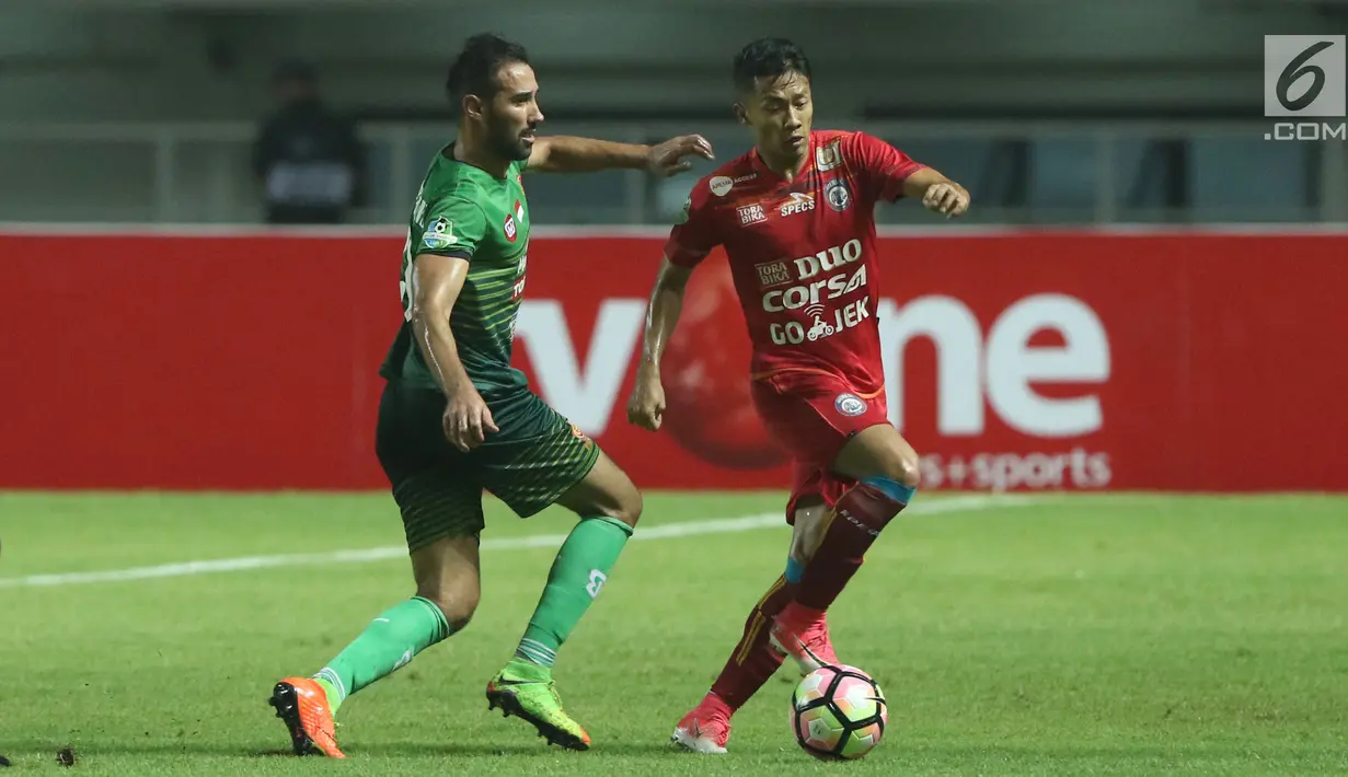 Pemain PS TNI, Elio Bruno (kiri) berebut bola dengan pemain Arema FC saat laga lanjutan Liga 1 Indonesia di Stadion Pakansari, Bogor, Senin (3/7). Laga kedua tim berakhir imbang 0-0. (Liputan6.com/Helmi Fithriansyah)