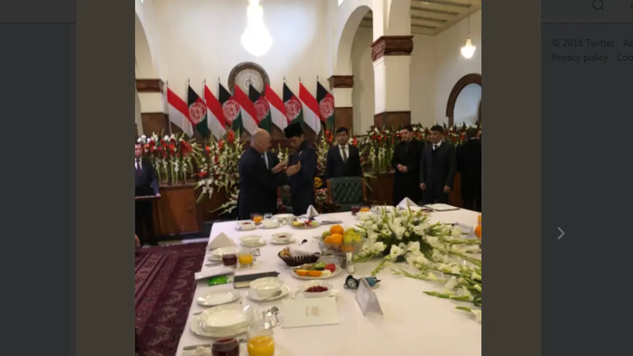 Presiden Joko Widodo mendapat Khazi Amanullah Khan Medal dari Presiden Ashraf Ghani saat kunjungannya ke Afghanistan.