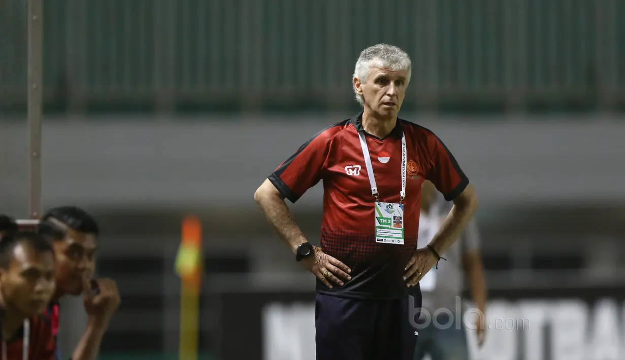 Ekspresi Ivan Kolev melihat aksi anak asuhnya PS TNI melawan Perseru Serui pada Liga 1 2017 di Stadion Pakansari, Bogor, Minggu (18/6/2017). PS TNI menang 1-0. (Bola.com/Nicklas Hanoatubun)