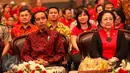Presiden Jokowi duduk di samping Ketum PDIP Megawati Soekarnoputri berbincang pada peringatan HUT PDIP ke-44 di JCC, Jakarta Pusat, Selasa (10/1). HUT PDI Perjuangan ke-44 ini juga dihadiri sejumlah menteri kabinet kerja. (Liputan6.com/Faizal Fanani)
