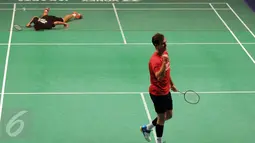 Pebulutangkis tunggal putera Denmark, Jan O Jorgensen mengepalkan tangan usai menumbangkan Anthony S Ginting (Indonesia) di BCA Indonesia Open 2016, Jakarta, Rabu (1/6/2016). Jorgensen unggul 22-20, 25-23. (Liputan6.com/Helmi Fithriansyah)