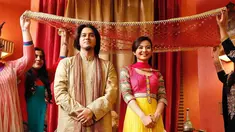 Eriska Rein membagikan peringatan perayaan anniversary pernikahannya ke-9 dengan cara unik. Ia dan suami tampil serasi dengan mengenakan busana India. Momen itu juga terlihat seperti sebuah pemotretan. 'Happy 9th Wedding Anniversary myblue @mithunisar,' tulis Eriska dalam keterangan foto. (Liputan6.com/IG/@eriskarein)