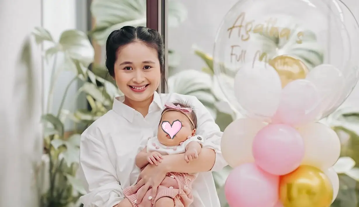 Meski dirayakan di rumah saja, namun kehangatan keluarga Gritte Agatha tetap terasa. Rumah Gritte didekorasi dengan boneka beruang, balon dengan tulisan Agatha’s Full Month dan juga kue ulang tahun. Gritte Agatha tampil dengan makeup flawless dan tatanan rambut simpel dalam perayaan satu bulan anaknya, artis berusia 28 tahun ini semakin pancarkan pesonanya. (Liputan6.com/IG/@gritteagathaa)