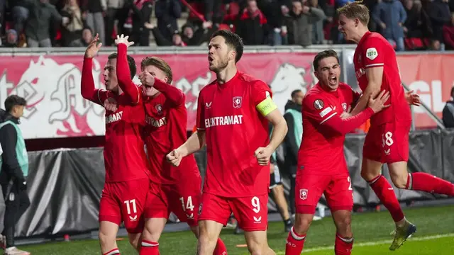 FC Twente Kalahkan Besiktas 1-0 dan Lolos ke playoff Liga Europa, Mees Hilgers hanya Duduk di Bangku Cadangan