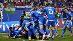 Para pemain Italia merayakan gol yang dicetak oleh Mattia Zaccagni ke gawang Kroasia dalam duel matchday terakhir Grup B Euro 2024 di Leipzig Stadium, Selasa (25/6/2024). Kedua tim bermain imbang 1-1. (AP Photo/Petr David Josek)