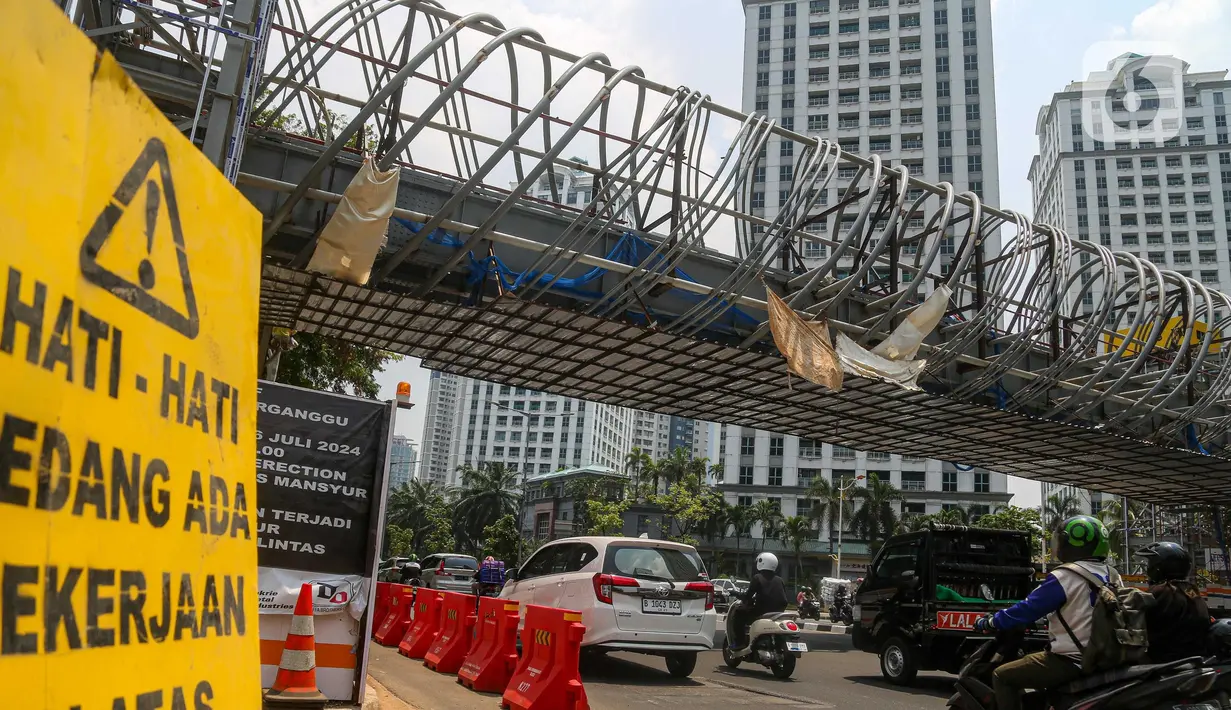 Keempat JPO tersebut ditarget rampung pada November 2024. (Liputan6.com/Angga Yuniar)