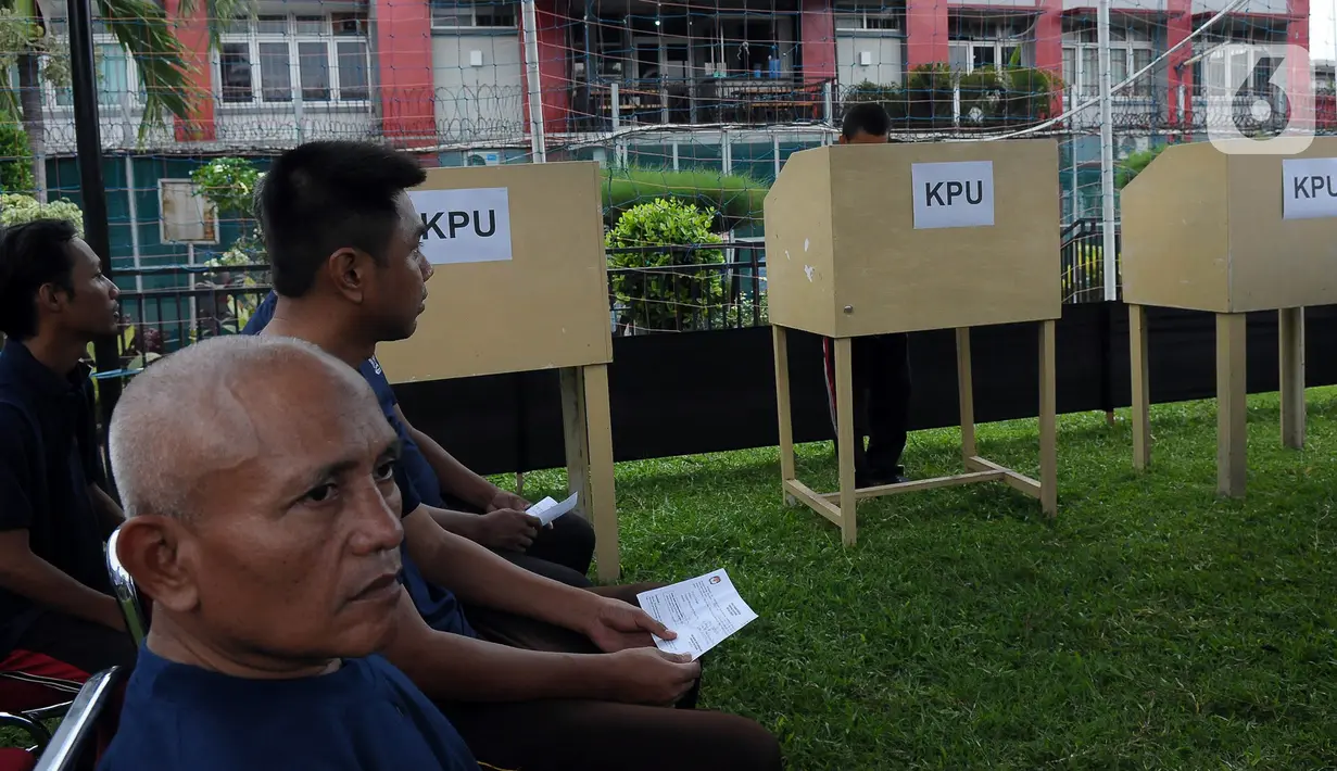 Warga Binaan Pemasyarakatan (WBP) antre untuk mencoblos saat melakukan simulasi pelaksanaan Pemilu 2024 di Lapas Kelas 1 Cipinang. (merdeka.com/Imam Buhori)