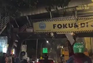 Jembatan Penyeberangan Orang (JPO) di Jalan Kapten Tendean, Mampang Prapatan, Jakarta Selatan, rusak parah setelah tersangkut muatan alat berat yang diangkut kendaraan towing pada Selasa (14/7/2026) dini hari. (Foto: Tangkapan Layar Sosmed)