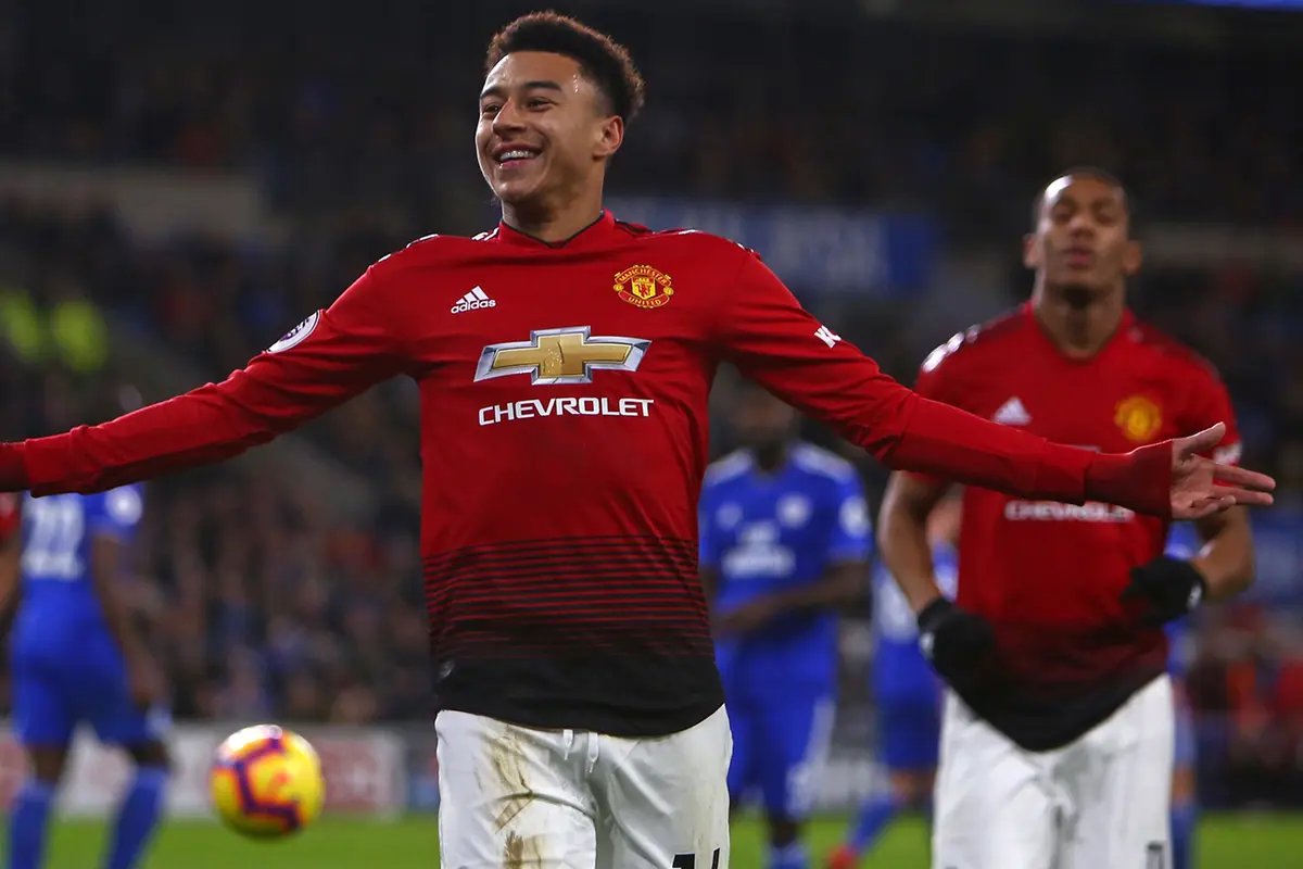 Gelandang Manchester United, Jesse Lingard, merayakan gol yang dicetaknya ke gawang Cardiff pada laga Premier League di Stadion Cardiff City, Wales, Sabtu (22/12). Cardiff kalah 1-5 dari MU. (AFP/Geoff Caddick)
