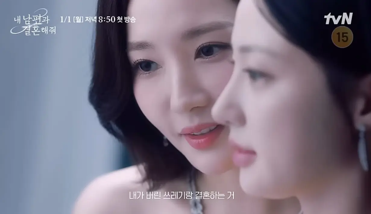 Dengan tatapan dingin, Kang Ji Won secara pribadi memberikan tangan Jung Soo Min kepada mantan suaminya Park Min Hwan sambil berkata, “Selamat telah menikahi sampah yang aku buang.” (Foto: YouTube/ tvN drama)