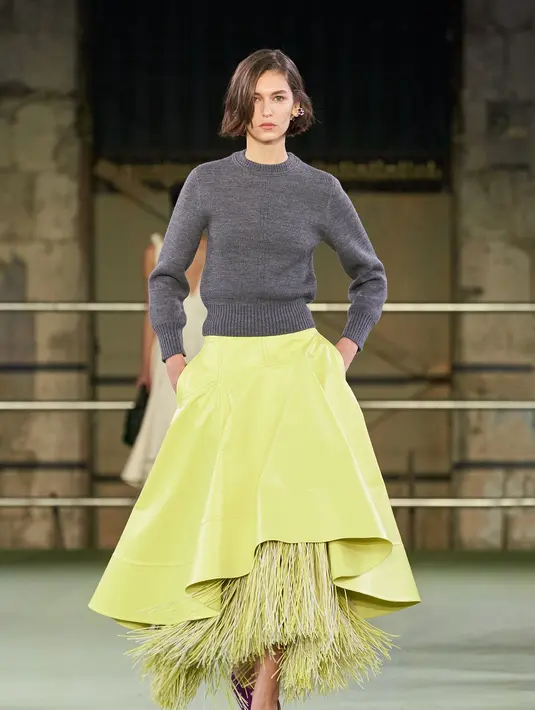 “Bottega Veneta pada dasarnya pragmatis karena merupakan perusahaan barang kulit. Karena mengkhususkan diri dalam tas, ini tentang pergerakan, pergi ke suatu tempat; pada dasarnya ada ide kerajinan dalam gerakan.” Matthieu Blazy. (Dok/Bottega Veneta).