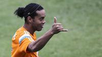 Ronaldinho dipecat Fluminense karena mangkir di latihan, minim kontribusi, dan perilaku tidak baik. (EPA/Antonio Lacerda)