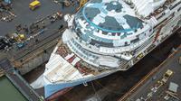 Kapal pesiar Legend of the Seas menyentuh air untuk pertama kalinya di Finlandia. (dok. Instagram @meyerturku/https://www.instagram.com/p/DN79GQvkUgg/?img_index=1/Sabrina Aulia Putri)