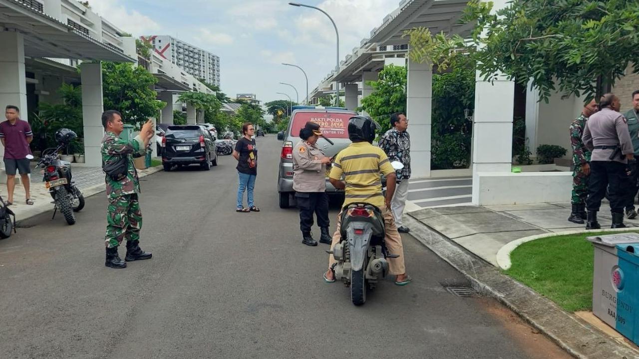 Jasad korban sudah dibawa ke Rumah Sakit Polri Kramat Jati, Jakarta Timur. Polisi masih menyelidiki motif di balik kasus pembunuhan tersebut.