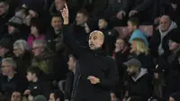 Pada babak kedua, pelatih Manchester City Pep Guardiola mulai memasukkan beberapa pemain inti untuk lebih meningkatkan serangan guna mengejar defisit dua gol. (AP Photo/ Alastair Grant)