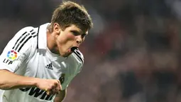 Real Madrid's Klaas Jan Huntelaar celebrates his goal against Atletico Madrid during their La Liga match at Santiago Bernabeu in Madrid on March 7, 2009. AFP PHOTO/PIERRE-PHILIPPE MARCOU