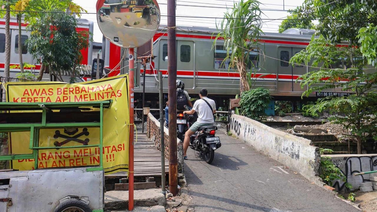 FOTO: Perlintasan Liar Tebet Ditutup Demi Keselamatan Warga
