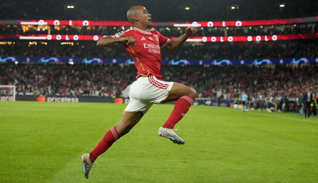 Pemain Benfica, Joao Mario, melakukan selebrasi setelah mencetak gol pertama ke gawang Inter Milan pada laga grup D Liga Champions di Stadion the Luz, Rabu (29/11/2023). (AP Photo/Armando Franca)