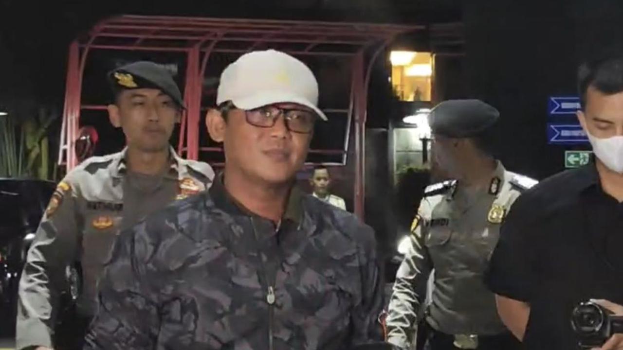 Tampang Bupati Lampung Tengah Ardito Wijaya saat Tiba di KPK Pasca Terjerat OTT, Masih Bisa Lempar Senyum