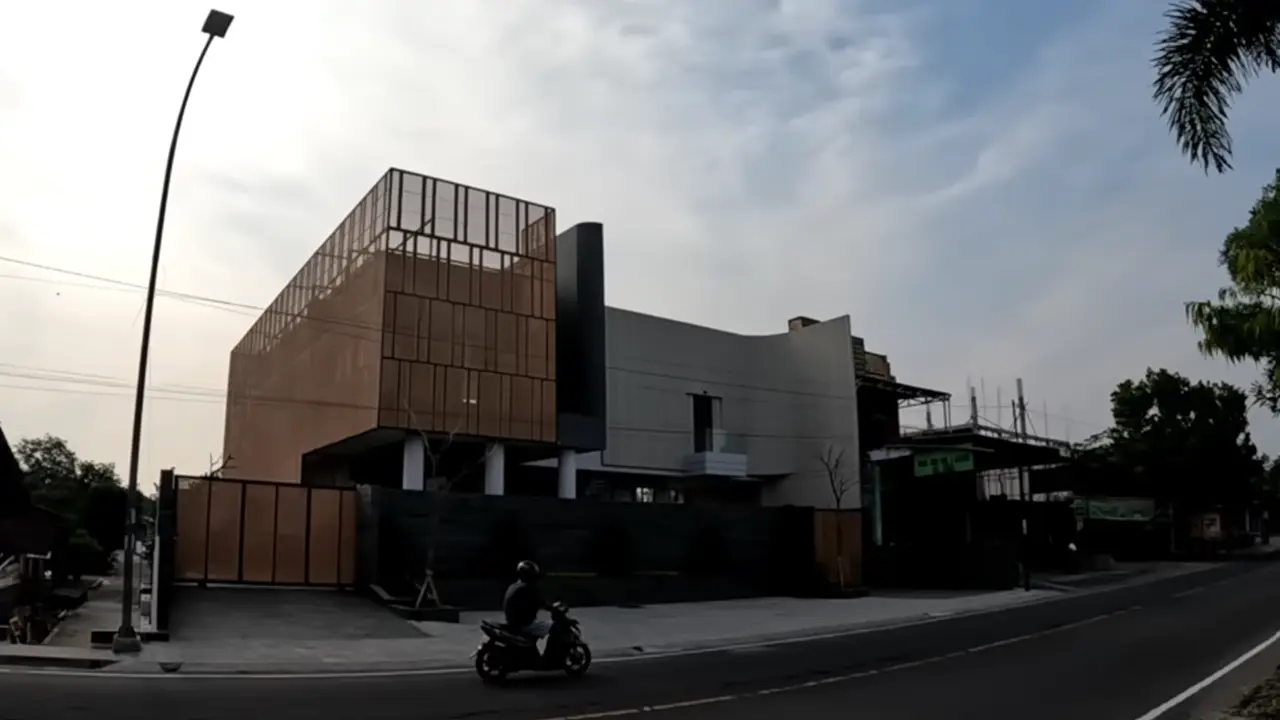 Potret Tampilan Depan Rumah Denny Caknan
