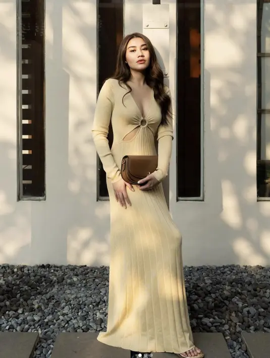 Mengenakan dress dengan aksen cutout, Aaliyah tampil anggun dan memesona. [Foto: Instagram/ Aaliyah Massaid]