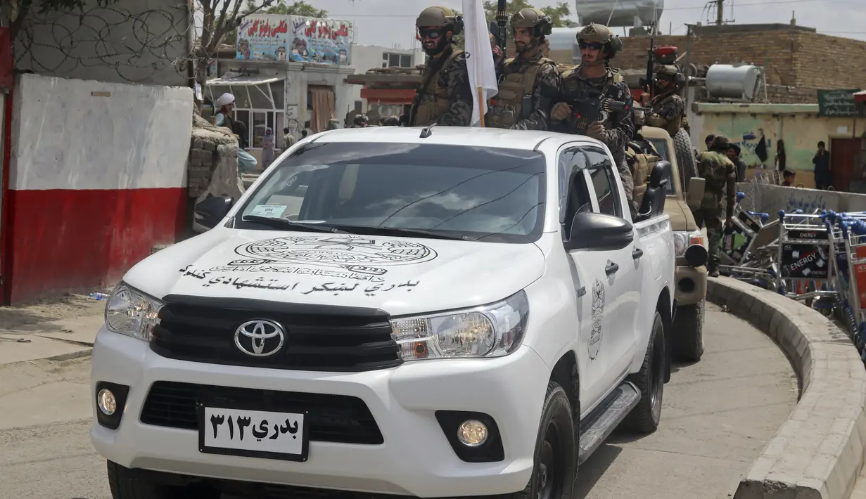 Pasukan khusus Taliban tiba di dalam Bandara Internasional Hamid Karzai setelah penarikan militer AS, di Kabul, Afghanistan, Selasa (31/8/2021).  Taliban menguasai penuh bandara internasional Kabul pada Selasa, setelah pesawat AS meninggalkannya landasan pacu. (AP Photo/Khwaja Tawfiq Sediqi)