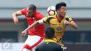 Penyerang Persija, Luiz Carlor Jr (kiri) berebut bola dengan gelandang Mitra Kukar Bayu Pradana saat laga lanjutan Liga 1 Indonesia di Stadion Patriot Candrabhaga, Bekasi, Minggu (14/5). Laga keduanya berakhir imbang 1-1. (Liputan6.com/Helmi Fithriansyah)