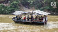 Warga menaiki perahu eretan di Sungai Cisadane, Neglasari, Kota Tangerang, Kamis (7/10/2021). Warga di kawasan tersebut masih memanfaatkan jasa penyeberangan perahu eretan untuk menyebrangi Sungai Cisadane. (Liputan6.com/Angga Yuniar)