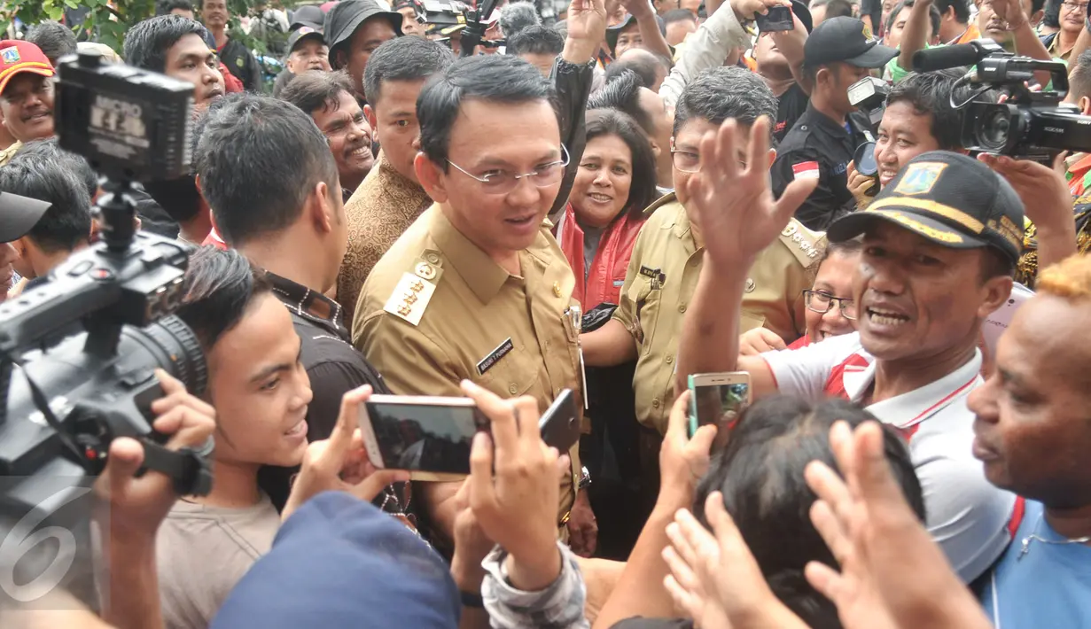 Gubernur DKI Jakarta Basuki T Purnama menyambangi lokasi banjir di Cipinang Melayu, Jakarta Timur, Senin (20/2). Sebelum melihat lokasi banjir, Ahok langsung meninjau korban pengungsian di Masjid Universitas Borobudur. (Liputan6.com/Yoppy Renato)