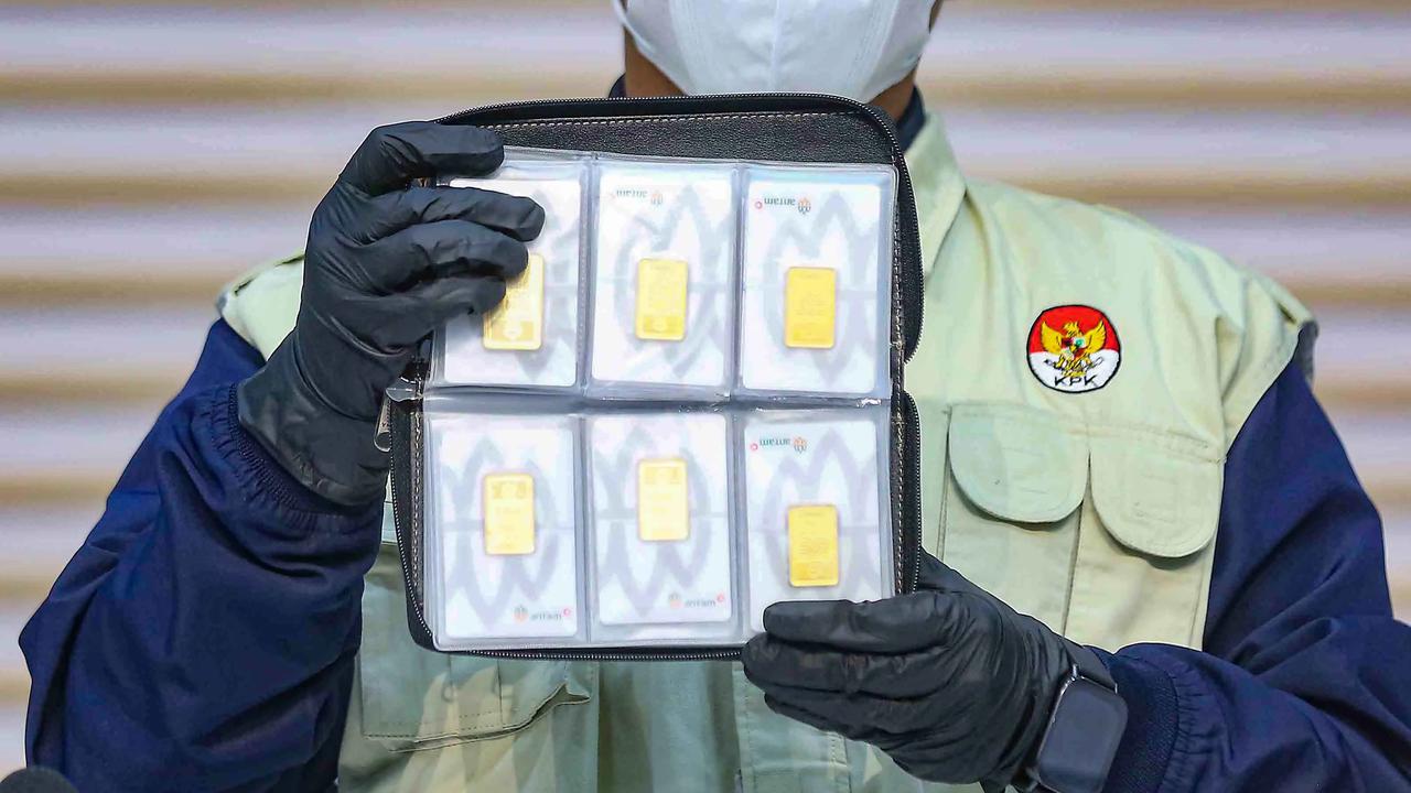 FOTO: KPK Tampilkan Barang Bukti OTT Kasus Dugaan Pemerasan Izin TKA