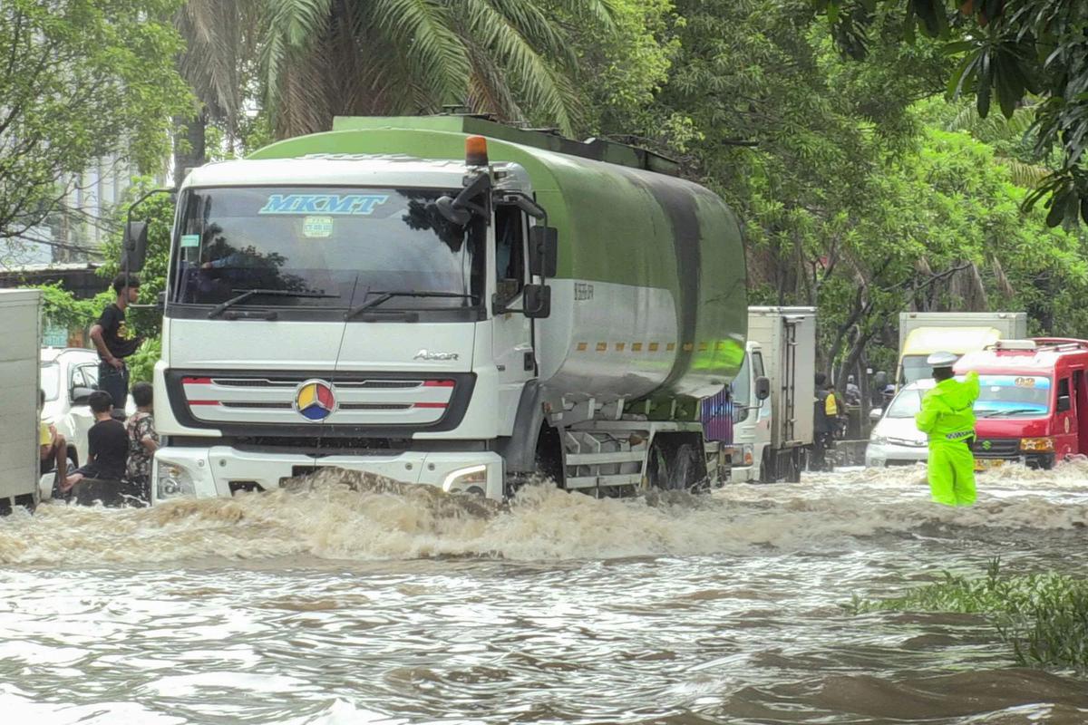 FOTO: Banjir Rendam Jalan Daan Mogot Lalu Lintas Tersendat