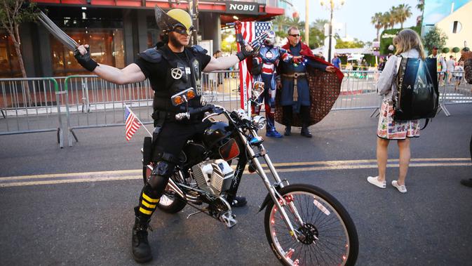 Para cosplay berpose di luar San Diego Comic-Con, San Diego, California, Amerika Serikat, Kamis (19/7). (Mario Tama/Getty Images/AFP)