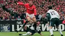 Legenda Manchester United, Eric Cantona yang pensiun bersama Setan Merah pada Mei 1997 tercatat membela MU selama 4,5 musim mulai tengah musim 1992/1993 hingga akhir musim 1996/1997. Ia total mencetak 8 gol untuk Manchester United dalam 7 laga Derby Manchester. (AFP/Gerry Penny)
