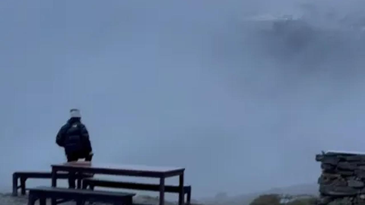 Gunung ‘Paling Suci’ Bersinar di Pagi Hari <br>