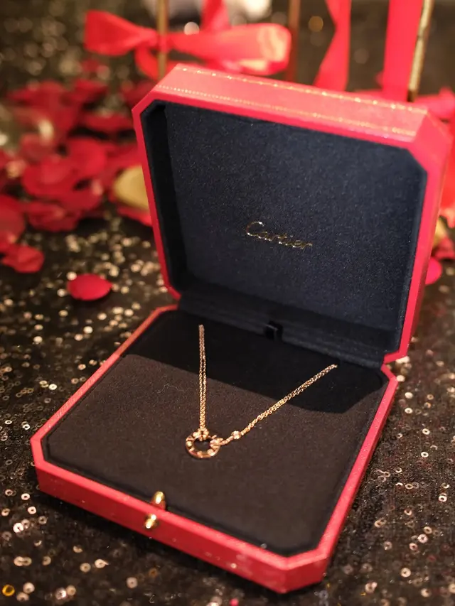 Potret Romantis Syifa Hadju dan El Rumi Rayakan Anniversary Pertama, Kalung Cartier Love Jadi Kado Istimewa