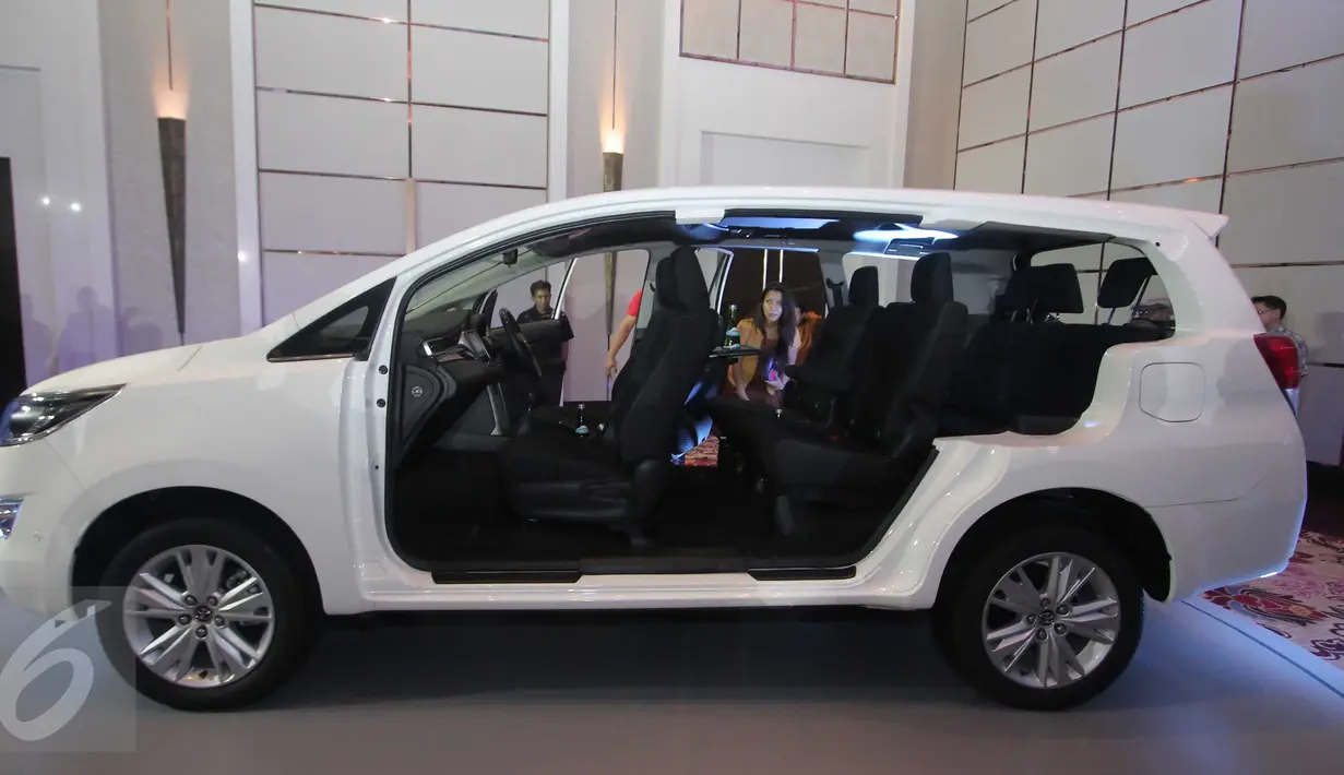 Pengunjung saat melihat bagian dalam dari mobil All-New Kijang Innova yang baru diluncurkan di Jakarta, Senin (23/11). Indonesia menjadi negara pertama di dunia sebagai lokasi peluncuran mobil ini. (Liputan6.com/Angga Yuniar)