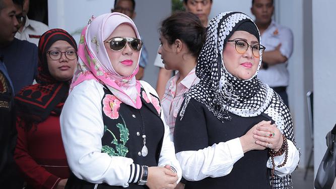 Elvy Sukaesih Hancur Dan Sedih Anak Anak Terlibat Narkoba Page 1 News Entertainment Fimela Com