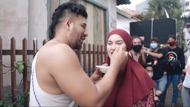 7 Momen Ultah Pernikahan Irish Bella dan Ammar Zoni, Undang Pedagang Bakso