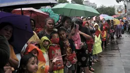 Antusias warga menyaksikan perayaan Cap Go Meh di Jatinegara, Jakarta, Minggu (9/2/2020).  Meski hujan, perayaan Cap Go Meh berlangsung meriah dengan atraksi barongsai dan liong serta arakan dewa-dewa mengelilingi kawasan Jatinegara dan berakhir di Wihara Amurva Bhumi. (merdeka.com/Iqbal S Nugroho)