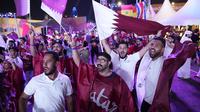 Pendukung Timnas Qatar memadati area Hayya Fan Zone saat menyaksikan pembukaan Piala Dunia 2022 pada Minggu (20/11/2022). (AP/Lee Jin-man)