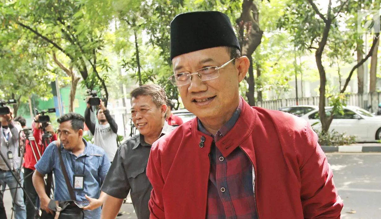 Bupati Ngawi Budi Sulistyono tiba di kediaman Megawati di kawasan Menteng, Jakarta, Sabtu (14/10). Pertemuan juga membahas pengumuman paslon Gubernur dan Wagub provinsi Jawa Timur. (Liputan6.com/Herman Zakharia)