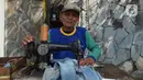 Sutayono menyelesaikan jahitan pelanggan di kawasan Matraman, Jakarta, Jumat (24/7/2020). Pria 74 tahun yang rencananya berangkat menunaikan ibadah haji pada 2022 mendatang, harus menunggu lagi hingga 2024 akibat keberangkatannya diundur karena pandemi Covid-19. (merdeka.com Imam Buhori)